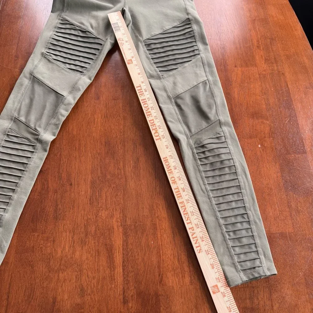 Alo Yoga High-Waist Moto Legging olive green colorway Jungle Glossy Motto Small